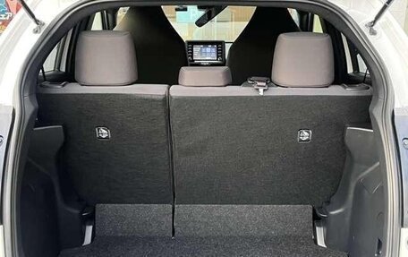 Toyota Yaris, 2022 год, 950 100 рублей, 19 фотография