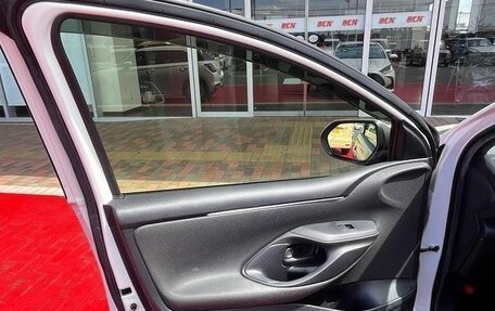 Toyota Yaris, 2023 год, 1 262 333 рублей, 11 фотография