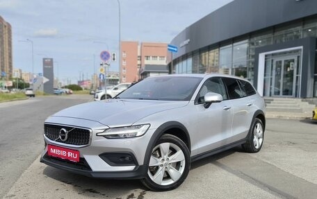 Volvo V60 Cross Country II, 2019 год, 3 050 000 рублей, 1 фотография