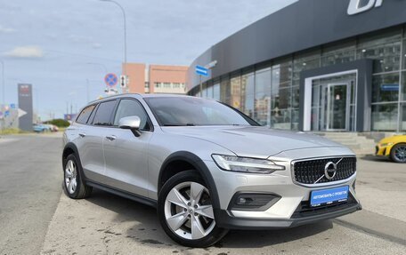 Volvo V60 Cross Country II, 2019 год, 3 050 000 рублей, 3 фотография