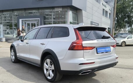 Volvo V60 Cross Country II, 2019 год, 3 050 000 рублей, 6 фотография