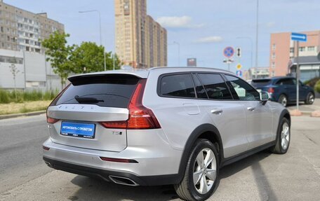 Volvo V60 Cross Country II, 2019 год, 3 050 000 рублей, 4 фотография