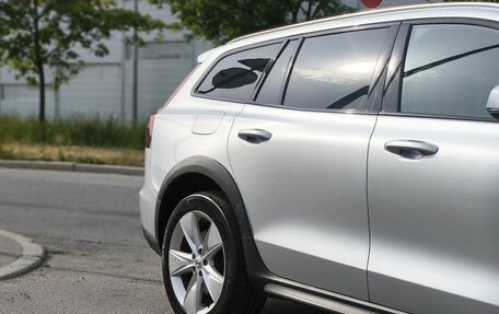 Volvo V60 Cross Country II, 2019 год, 3 050 000 рублей, 10 фотография
