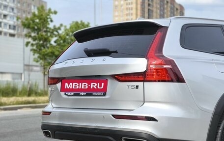 Volvo V60 Cross Country II, 2019 год, 3 050 000 рублей, 7 фотография