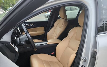 Volvo V60 Cross Country II, 2019 год, 3 050 000 рублей, 15 фотография