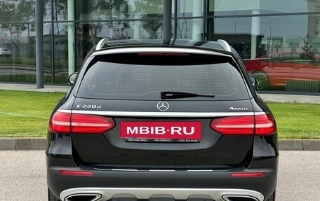 Mercedes-Benz E-Класс, 2017 год, 3 300 000 рублей, 10 фотография