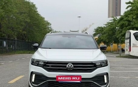 Volkswagen T-Roc I, 2022 год, 1 585 000 рублей, 2 фотография