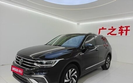 Volkswagen Tiguan II, 2022 год, 2 421 000 рублей, 1 фотография