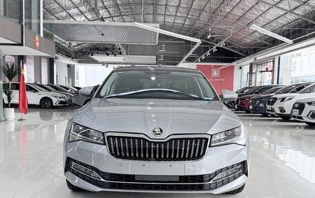 Skoda Superb III рестайлинг, 2022 год, 1 890 000 рублей, 2 фотография