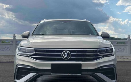 Volkswagen Tiguan II, 2022 год, 2 430 000 рублей, 2 фотография