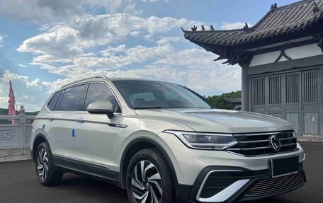 Volkswagen Tiguan II, 2022 год, 2 430 000 рублей, 3 фотография