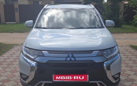 Mitsubishi Outlander III рестайлинг 3, 2020 год, 2 550 000 рублей, 1 фотография