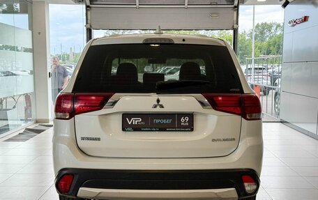 Mitsubishi Outlander III рестайлинг 3, 2017 год, 1 657 000 рублей, 5 фотография