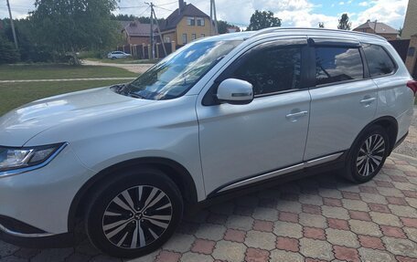 Mitsubishi Outlander III рестайлинг 3, 2020 год, 2 550 000 рублей, 3 фотография