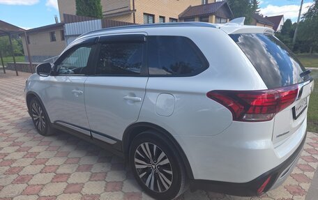 Mitsubishi Outlander III рестайлинг 3, 2020 год, 2 550 000 рублей, 4 фотография
