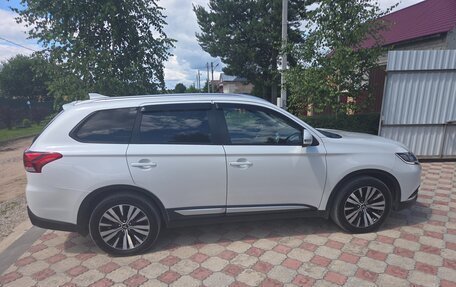 Mitsubishi Outlander III рестайлинг 3, 2020 год, 2 550 000 рублей, 7 фотография