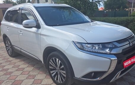 Mitsubishi Outlander III рестайлинг 3, 2020 год, 2 550 000 рублей, 8 фотография