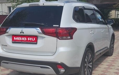 Mitsubishi Outlander III рестайлинг 3, 2020 год, 2 550 000 рублей, 6 фотография