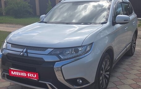 Mitsubishi Outlander III рестайлинг 3, 2020 год, 2 550 000 рублей, 2 фотография
