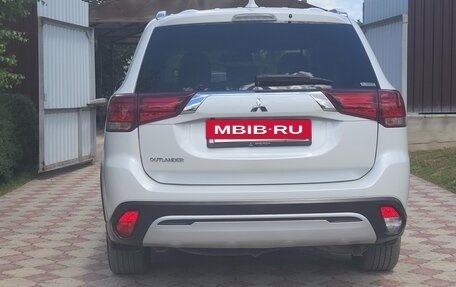 Mitsubishi Outlander III рестайлинг 3, 2020 год, 2 550 000 рублей, 5 фотография