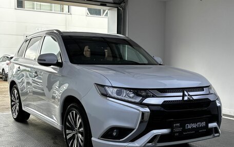 Mitsubishi Outlander III рестайлинг 3, 2022 год, 2 800 000 рублей, 3 фотография
