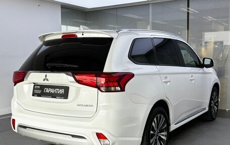 Mitsubishi Outlander III рестайлинг 3, 2022 год, 2 800 000 рублей, 6 фотография