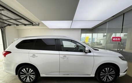 Mitsubishi Outlander III рестайлинг 3, 2022 год, 2 800 000 рублей, 5 фотография