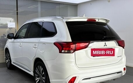 Mitsubishi Outlander III рестайлинг 3, 2022 год, 2 800 000 рублей, 8 фотография