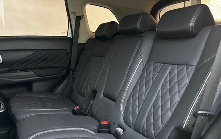 Mitsubishi Outlander III рестайлинг 3, 2022 год, 2 800 000 рублей, 15 фотография