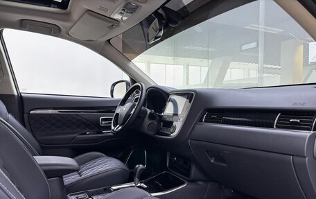 Mitsubishi Outlander III рестайлинг 3, 2022 год, 2 800 000 рублей, 13 фотография