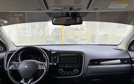 Mitsubishi Outlander III рестайлинг 3, 2022 год, 2 800 000 рублей, 17 фотография