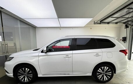 Mitsubishi Outlander III рестайлинг 3, 2022 год, 2 800 000 рублей, 10 фотография