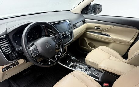 Mitsubishi Outlander III рестайлинг 3, 2019 год, 1 898 000 рублей, 7 фотография