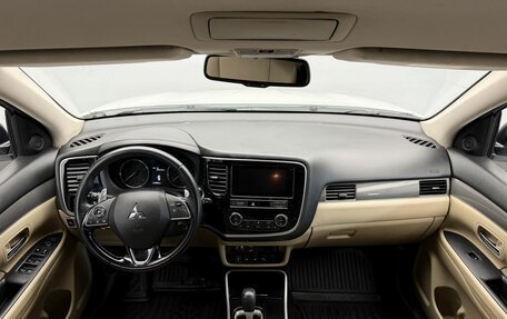 Mitsubishi Outlander III рестайлинг 3, 2019 год, 1 898 000 рублей, 14 фотография