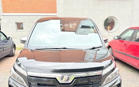 Toyota Voxy III, 2018 год, 2 700 000 рублей, 2 фотография