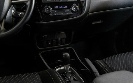 Mitsubishi Outlander III рестайлинг 3, 2017 год, 1 499 000 рублей, 13 фотография