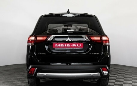 Mitsubishi Outlander III рестайлинг 3, 2017 год, 1 499 000 рублей, 7 фотография