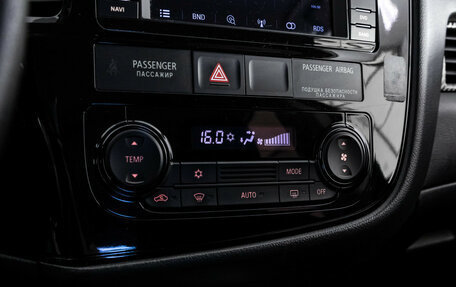 Mitsubishi Outlander III рестайлинг 3, 2017 год, 1 499 000 рублей, 15 фотография