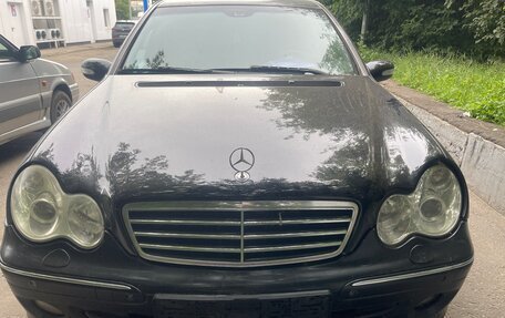Mercedes-Benz C-Класс, 2006 год, 800 000 рублей, 1 фотография