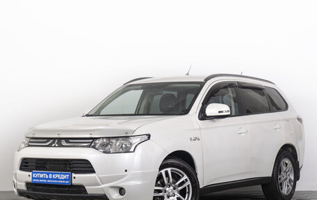 Mitsubishi Outlander III рестайлинг 3, 2013 год, 1 779 000 рублей, 2 фотография