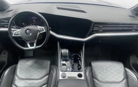 Volkswagen Touareg III, 2019 год, 4 850 000 рублей, 10 фотография