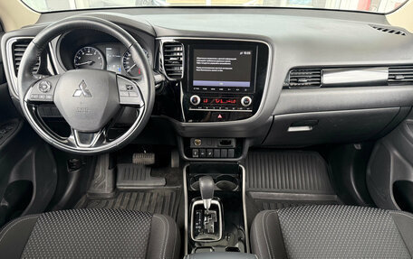 Mitsubishi Outlander III рестайлинг 3, 2021 год, 2 349 000 рублей, 8 фотография