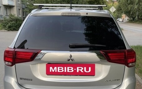 Mitsubishi Outlander III рестайлинг 3, 2015 год, 1 950 000 рублей, 2 фотография