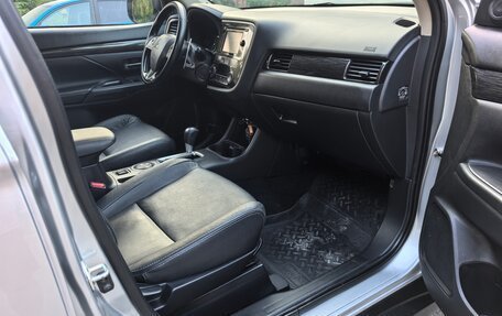 Mitsubishi Outlander III рестайлинг 3, 2015 год, 1 950 000 рублей, 38 фотография