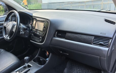 Mitsubishi Outlander III рестайлинг 3, 2015 год, 1 950 000 рублей, 40 фотография