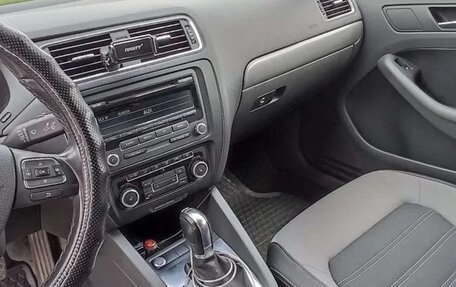 Volkswagen Jetta VI, 2011 год, 920 000 рублей, 4 фотография