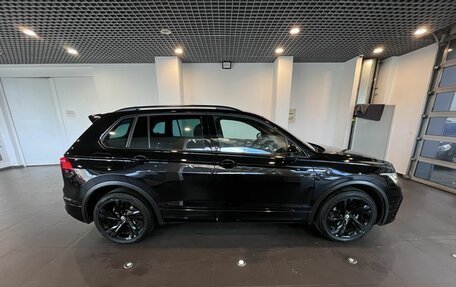 Volkswagen Tiguan II, 2021 год, 3 080 000 рублей, 2 фотография