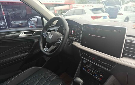 Volkswagen Tiguan II, 2022 год, 2 250 000 рублей, 12 фотография