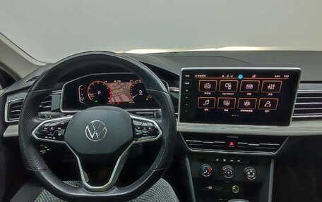 Volkswagen Tiguan II, 2022 год, 2 325 000 рублей, 10 фотография