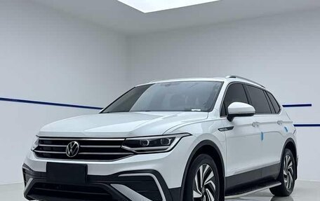 Volkswagen Tiguan II, 2023 год, 2 550 000 рублей, 1 фотография